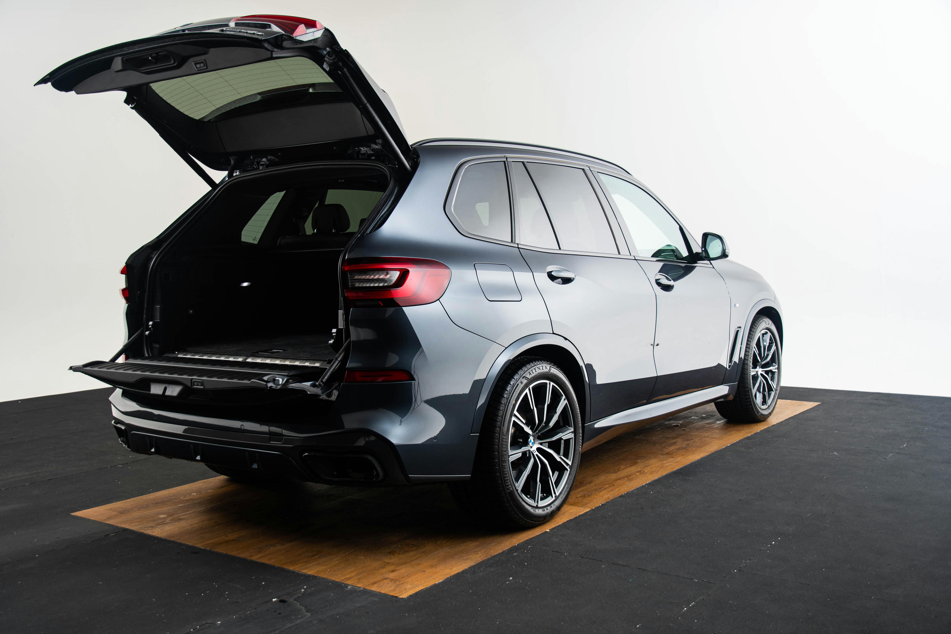 Car image 14