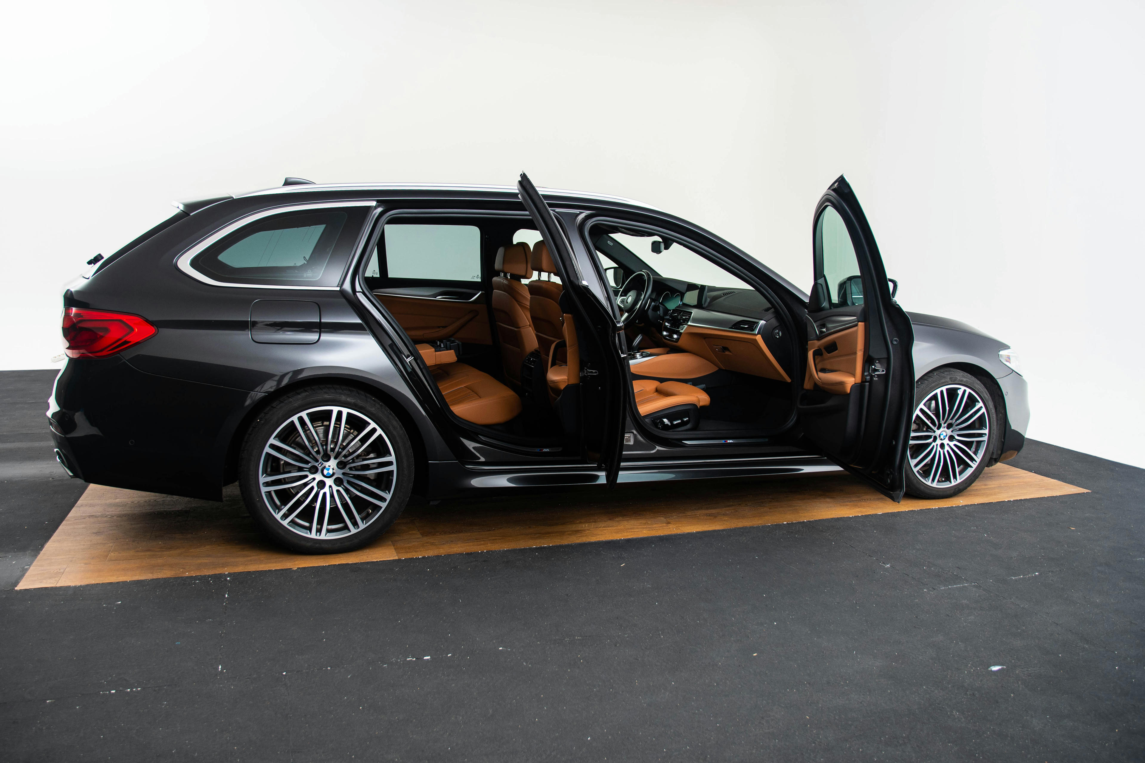 Car image 15