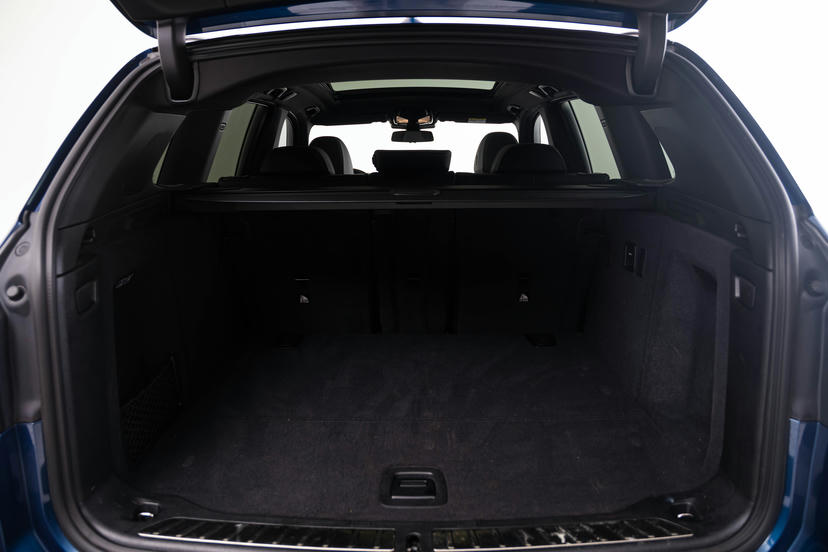 Scheidingsnet tussen bagageruimte en achterbank.