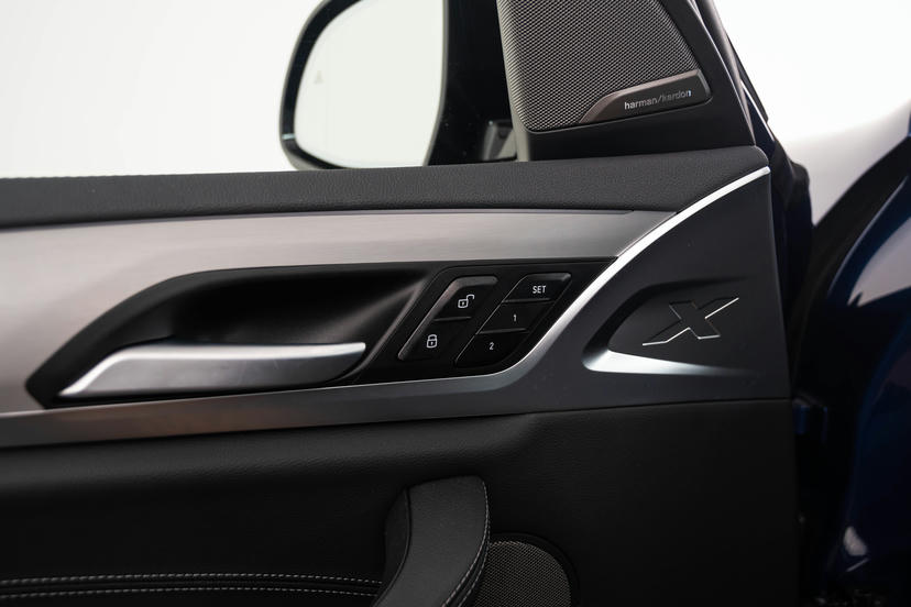 Interieurlijsten Aluminium Feinschliff + accentlijsten in Perlglanz chroom.