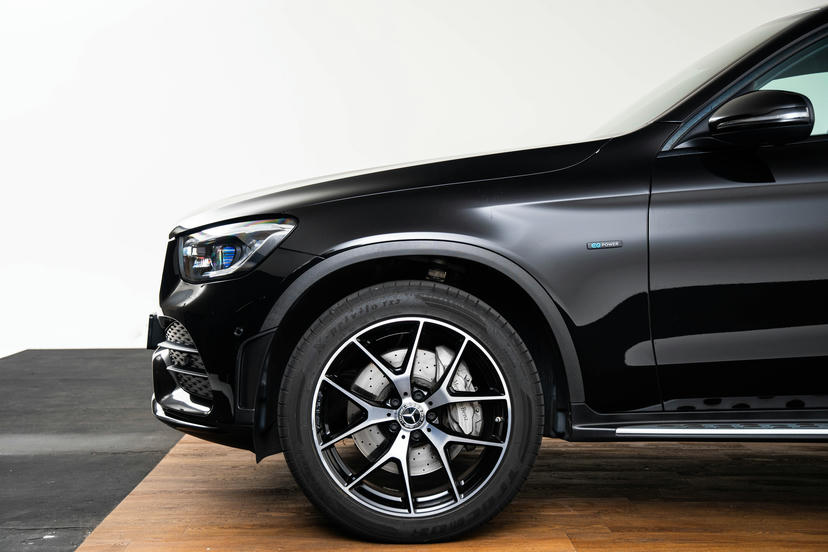 50,8 cm (20 inch) vijf-dubbelspaaks lichtmetalen AMG-velgen