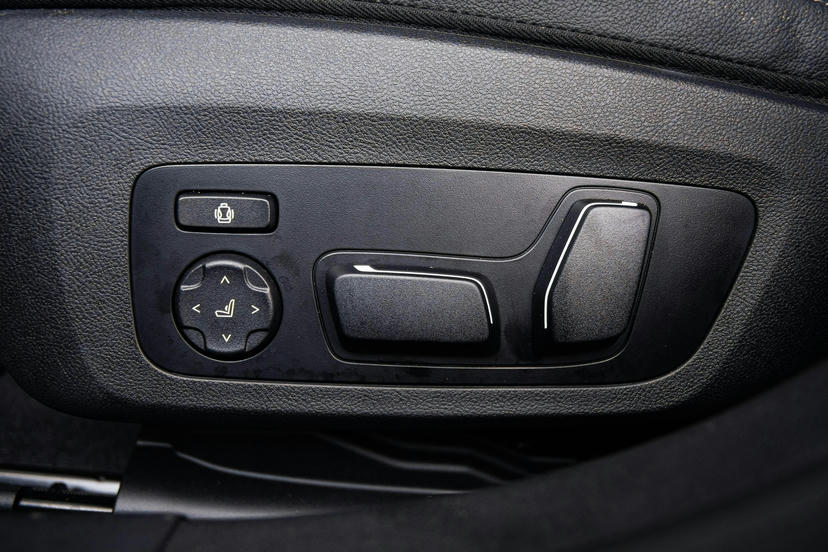 Elektrisch verstelbare lendensteun voor bestuurder en passagier