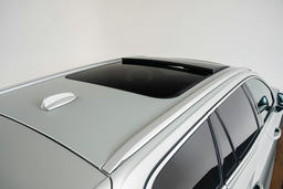 Elektrisch bedienbaar glazen panoramisch schuif-/kanteldak met elektrisch bedienbaar zonnescherm