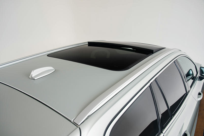 Elektrisch bedienbaar glazen panoramisch schuif-/kanteldak met elektrisch bedienbaar zonnescherm