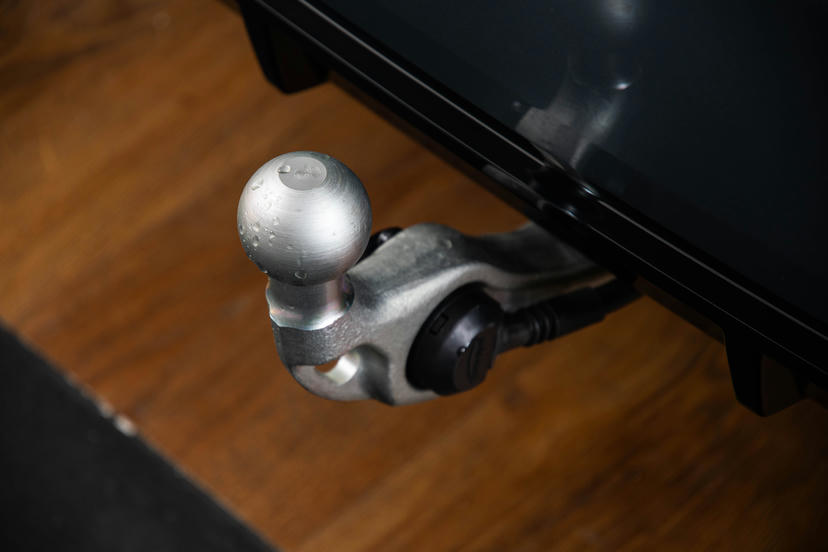 Trekhaak met elektrisch wegklapbare kogel