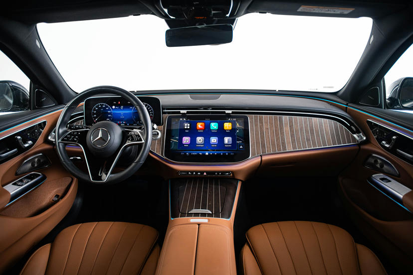 Sierelementen in openporig bruin esdoorn houten scheepsdek