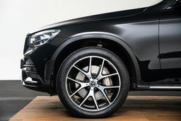 50,8 cm (20 inch) vijf-dubbelspaaks lichtmetalen AMG-velgen