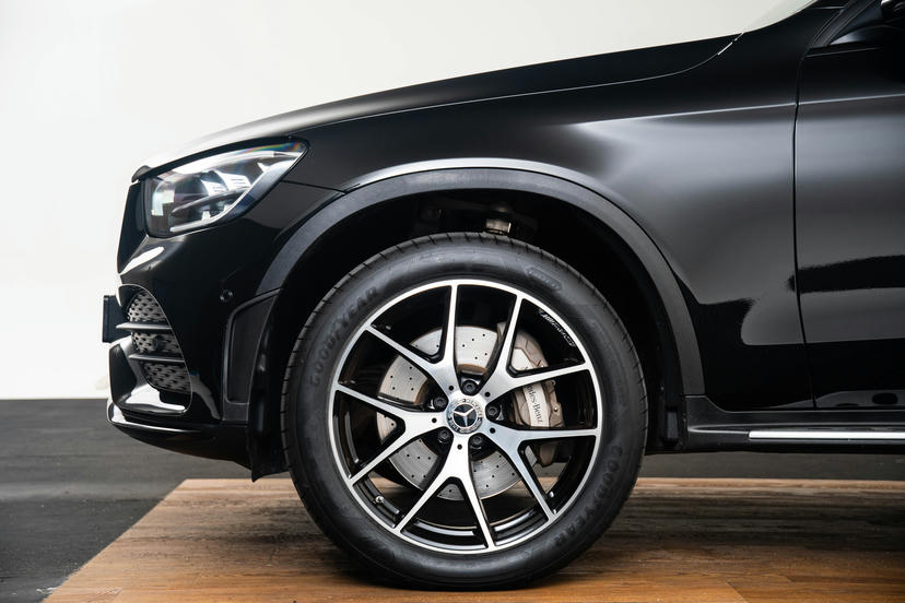 50,8 cm (20 inch) vijf-dubbelspaaks lichtmetalen AMG-velgen