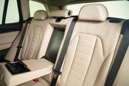 Elektrisch verwarmde voorstoelen en buitenste zitplaatsen achterin