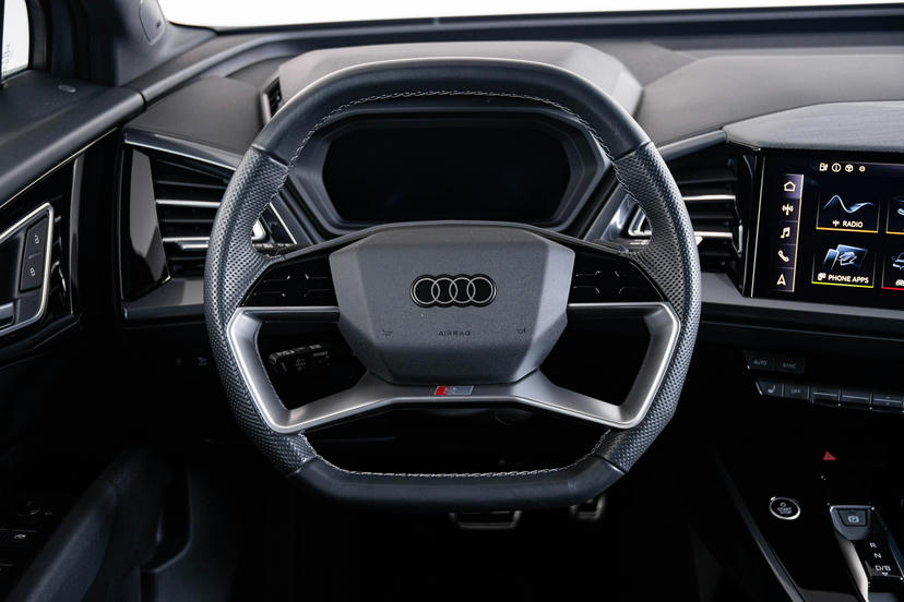 Vierspaaks lederen sportstuur, afgevlakt aan de boven- en onderzijde, multifunctioneel, met stuurpaddels