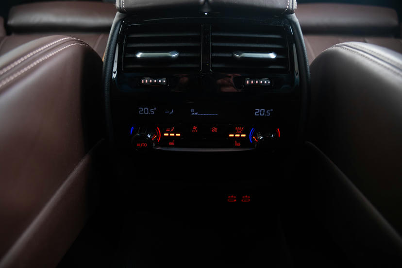 Elektrisch verwarmde voor- en achterstoelen