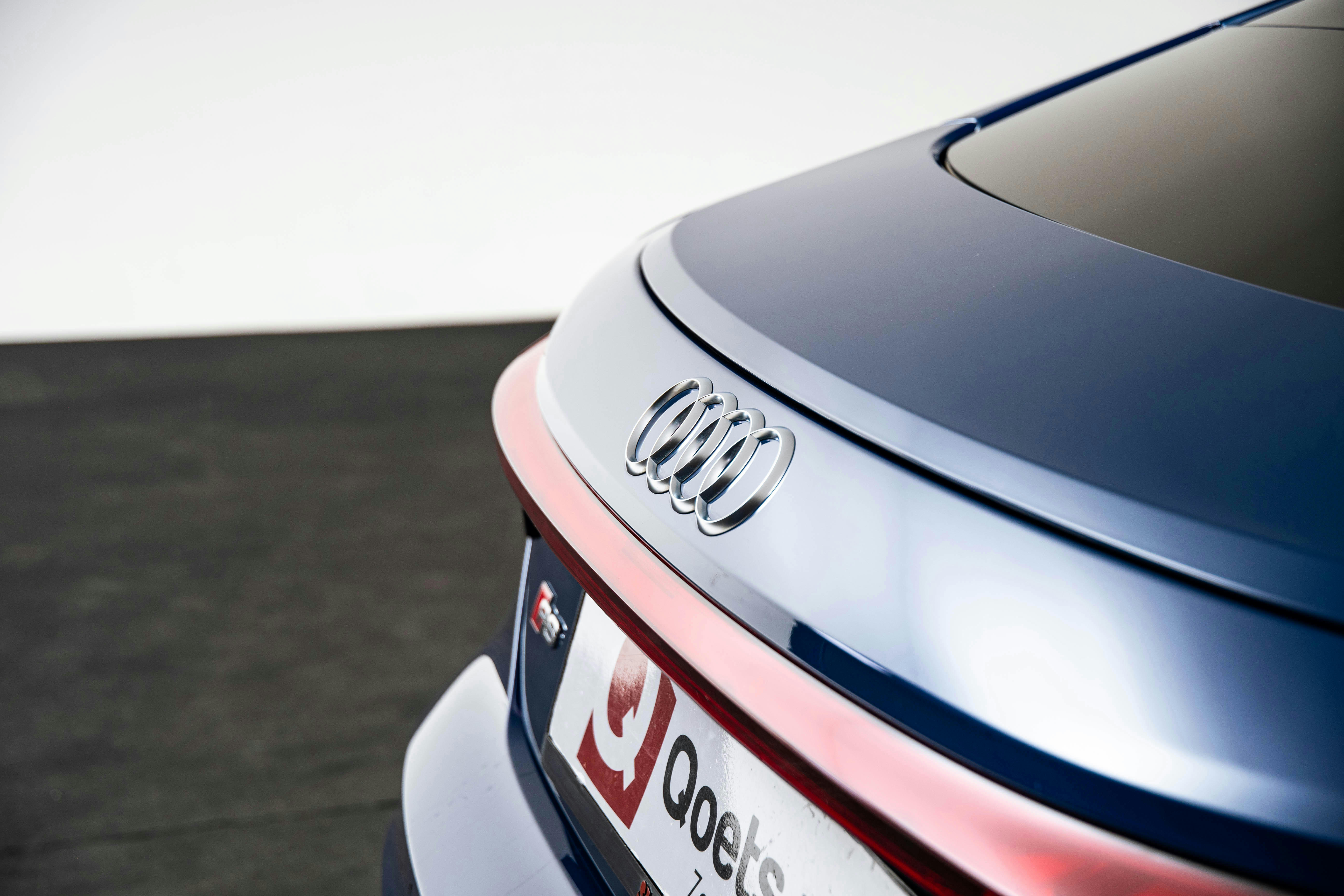 Velgen, gegoten lichtmetaal 20" "5-dubbelspaak-Offset"-design (vóór: 9J x 20 / achter: 11J x 20)