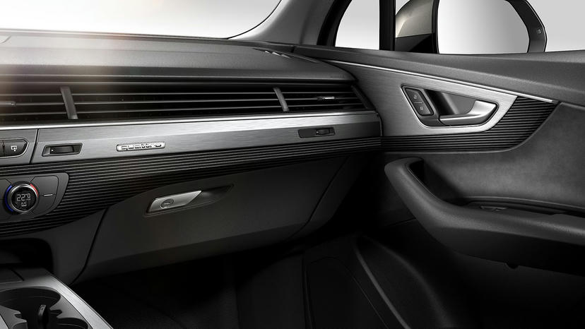 Decoratielijsten, boven geborsteld aluminium Sono, onder notenhout Beaufort zwart met aluminium inleg