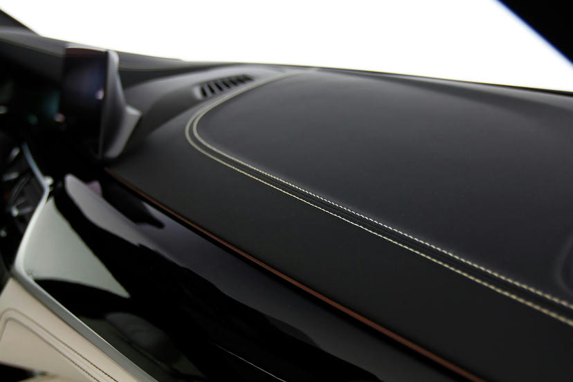 BMW Individual bovenzijde dashboard in leder uitgevoerd