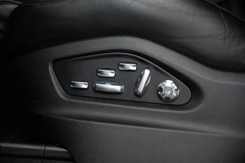 Adaptieve Sportstoelen incl. Stoelverstelling 18-wegs en Memory-pakket