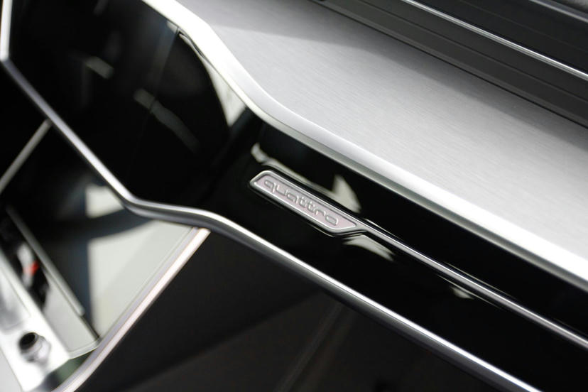 Bedieningselementen in zwart glas-optiek met haptische feedback inclusief uitgebreid alumiumium optiek