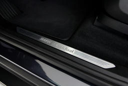 Instaplijsten met BMW Individual opschrift.