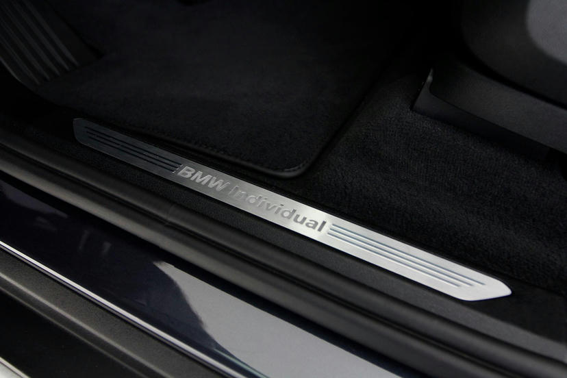 Instaplijsten met BMW Individual opschrift.