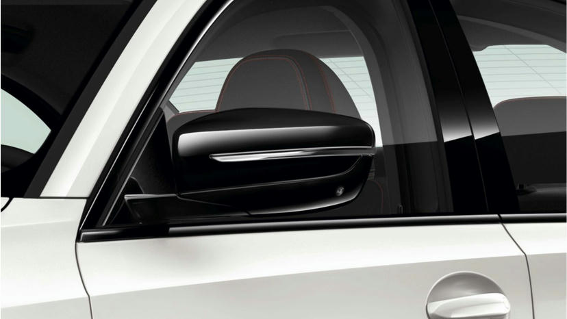 Spiegelkappen in hoogglans zwart.