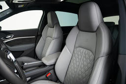 Bekleding leder "Valcona" met "S" logo in de voorstoelen (S line interieur)