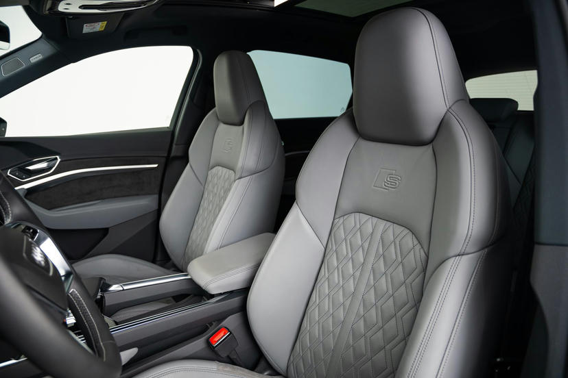 Bekleding leder "Valcona" met "S" logo in de voorstoelen (S line interieur)