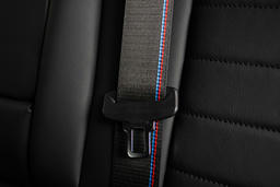 Veiligheidsgordels voorin voorzien van M striping