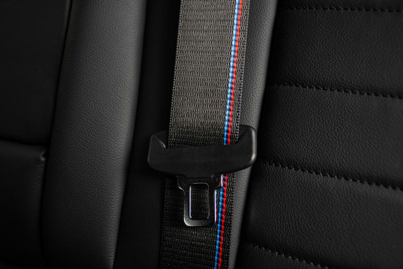 Veiligheidsgordels voorin voorzien van M striping