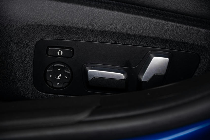 Elektrisch verstelbare lendensteunen op voorstoelen