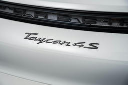 Modelaanduiding zwart hoogglans gespoten