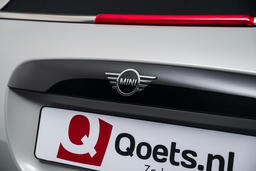 Zwarte striping op motorkap