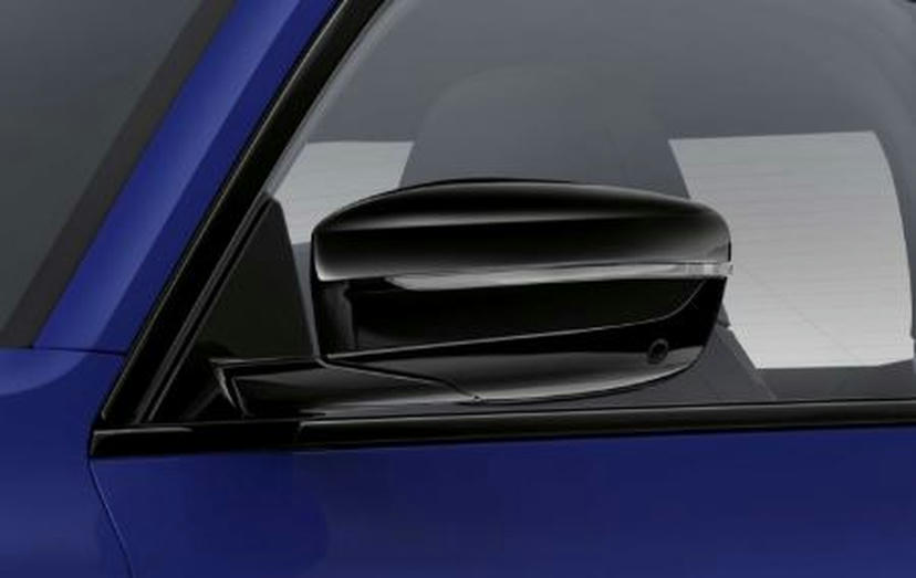 Spiegelkappen in hoogglans zwart.