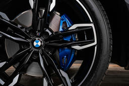 M Sportremsysteem met blauwe remklauwen