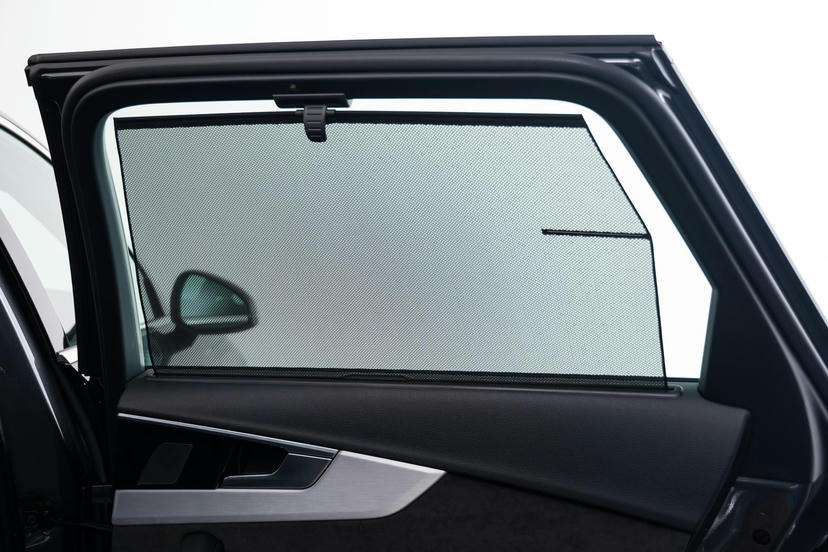 Zonwering voor de zijruiten in de achterportieren